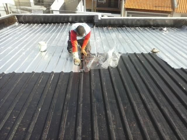 Aplicação de manta asfáltica em telhado
